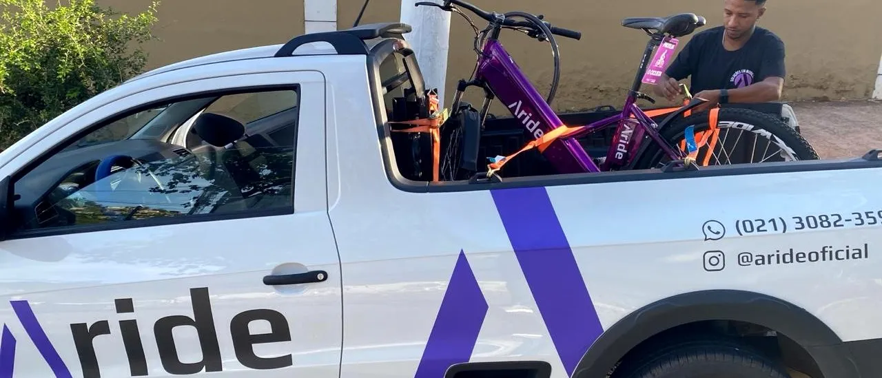 Técnico da Aride prendendo bike elétrica na caçamba da caminhonete