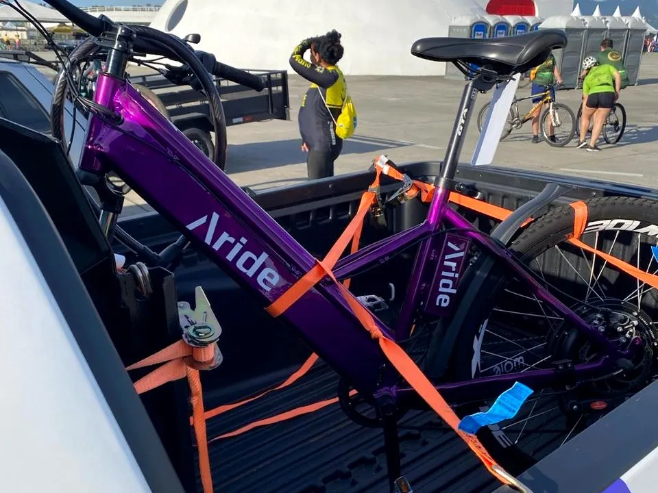 Bike elétrica presa com cintas na caçamba